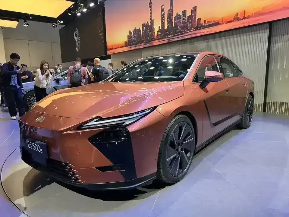 GCC Auto Week Unveils Lexus ES 2026 and Mercedes Debuts 65 Inch